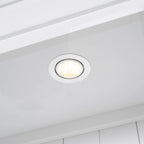 Bibliothèque haute polyvalente avec éclairage LED et multiples options de rangement pour la maison