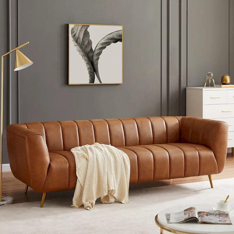 Canapé Clovis de style moderne du milieu du siècle, recouvert de cuir couleur cognac.