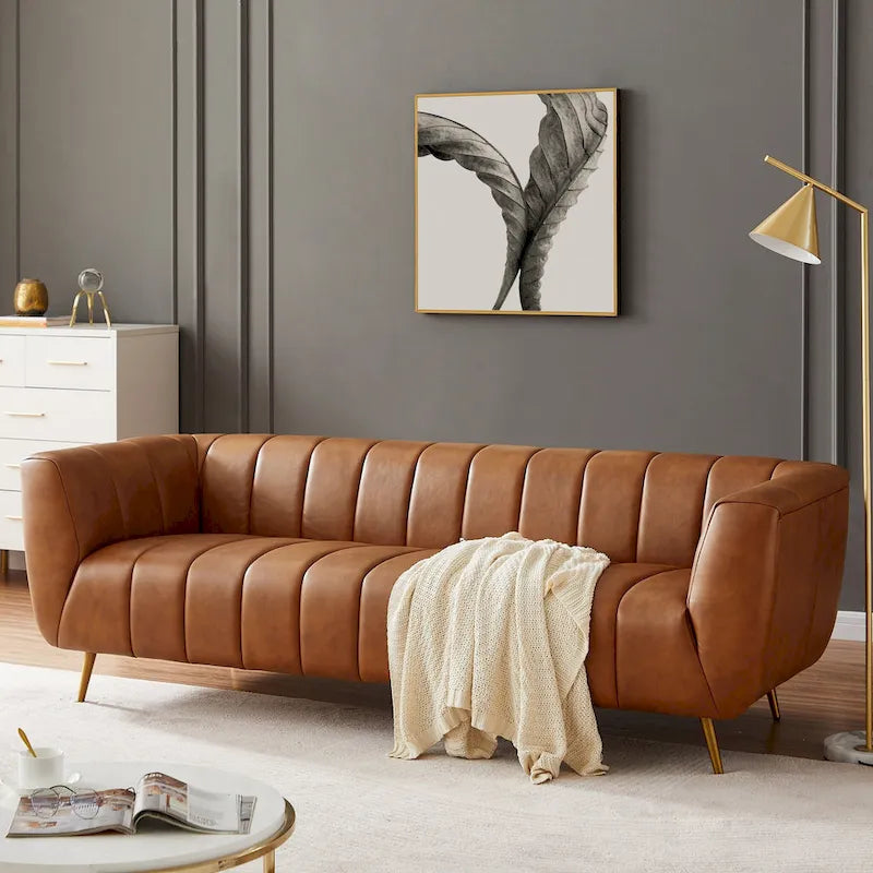 Canapé Clovis de style moderne du milieu du siècle, recouvert de cuir couleur cognac.