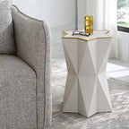 Table d'appoint blanche Uttermost Capella - 40,6 cm (L) x 55,9 cm (H) x 40,6 cm (P)