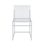 Ensemble de 2 chaises de salle à manger, l'une transparente et l'autre chromée.