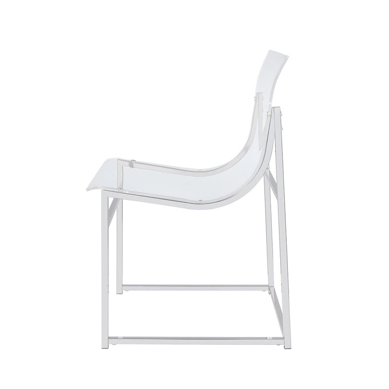 Ensemble de 2 chaises de salle à manger, l'une transparente et l'autre chromée.